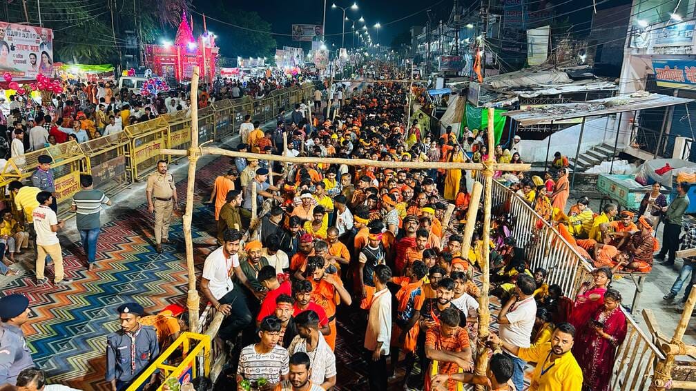 कजरीतीज पर उमड़े श्रद्धालु व मंदिर में जलाभिषेक करते कांवड़िये। संवाद