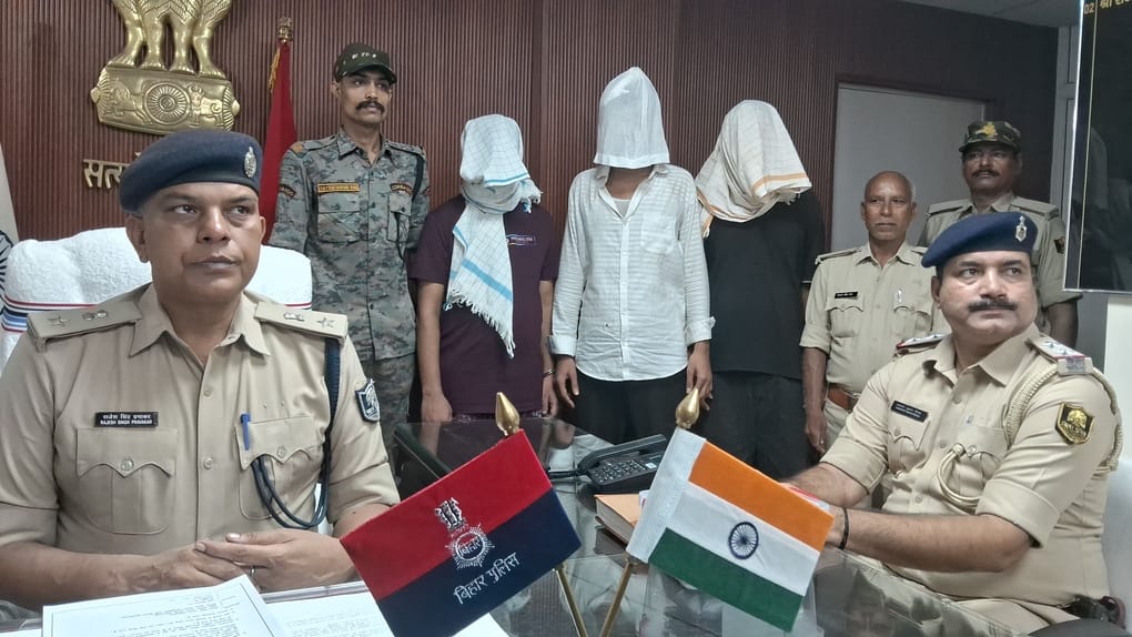 कुख्यात सहित तीन गिरफ्तार कुख्यात सहित तीन गिरफ्तार
