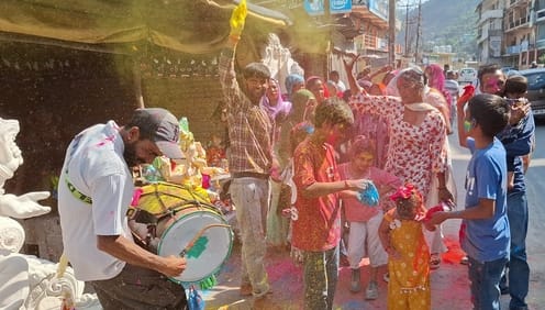 कुल्लू में गणपति उत्सव शुरू होने पर ढालपुर में मुर्ति को ले जाते समय ढोल की थाप पर गुलाल उठाते कुल्लू में गणपति उत्सव शुरू होने पर ढालपुर में मुर्ति को ले जाते समय ढोल की थाप पर गुलाल उठाते