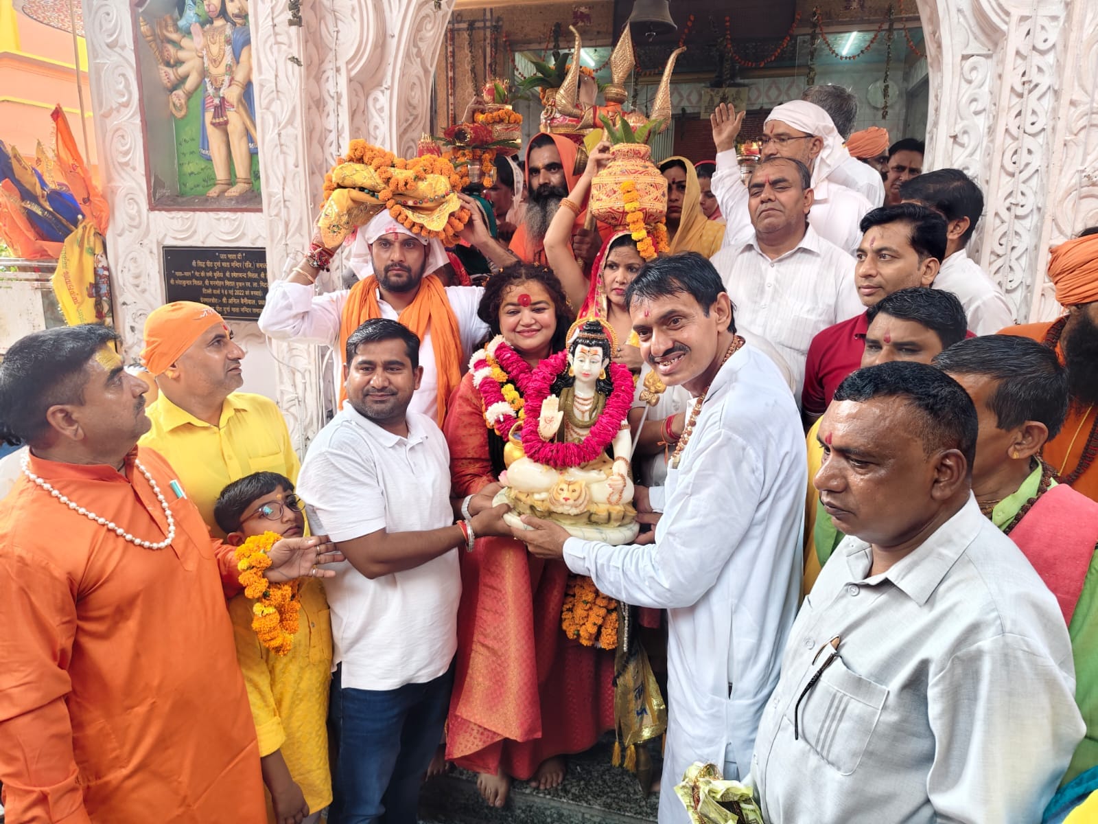 कलश यात्रा के दौरान मौजूद कथावाचक व अन्य अतिथि। संवाद कलश यात्रा के दौरान मौजूद कथावाचक व अन्य अतिथि। संवाद