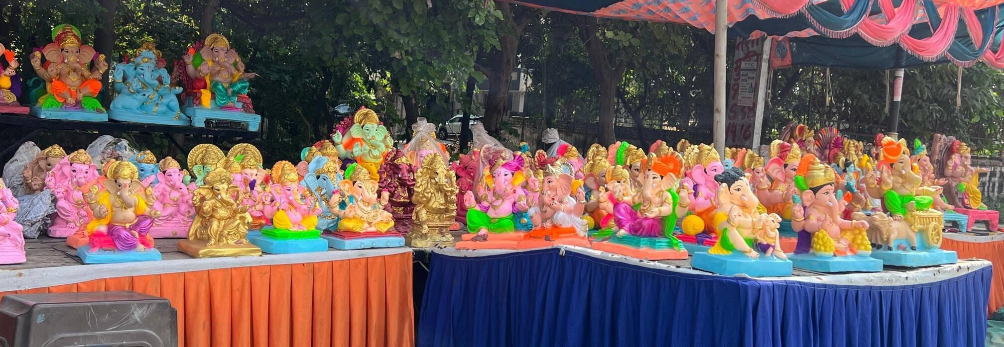 कुरुक्षेत्र। फोटो ऑफ द डे : शहर के मेन रोड के निकट महोत्सव के मद्देनजर मूर्तिकार राहुल द्वारा स
