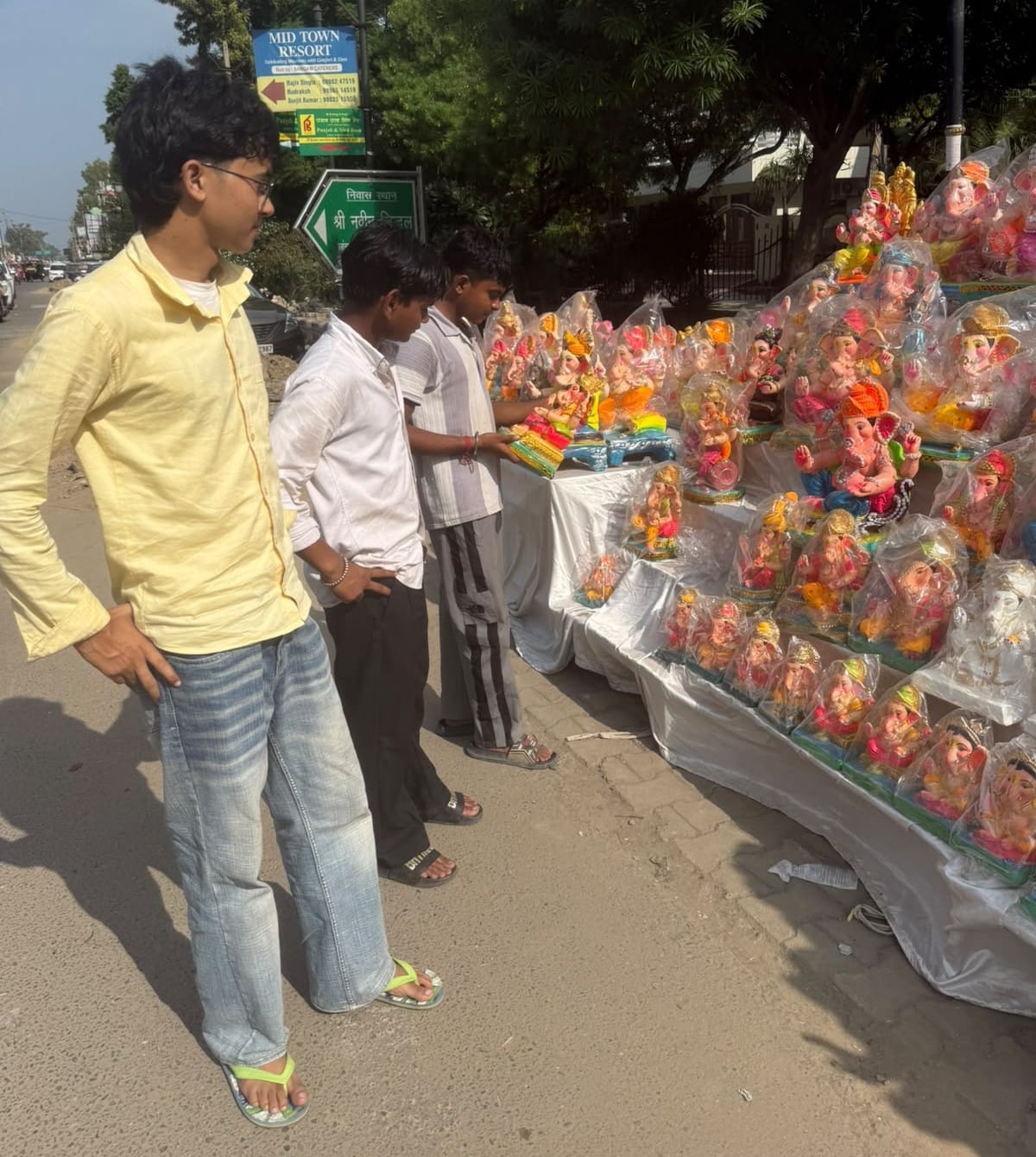 कुरुक्षेत्र। फोटो ऑफ द डे : शहर के मेन रोड के निकट महोत्सव के मद्देनजर मूर्तिकार राहुल द्वारा स