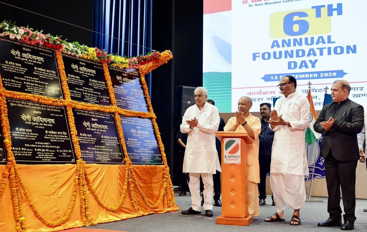 कार्यक्रम में पहुंचे सीएम, डिप्टी सीएम। कार्यक्रम में पहुंचे सीएम, डिप्टी सीएम।