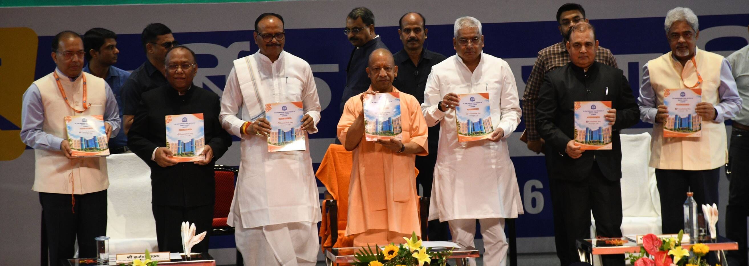 कार्यक्रम में पहुंचे सीएम, डिप्टी सीएम। कार्यक्रम में पहुंचे सीएम, डिप्टी सीएम।