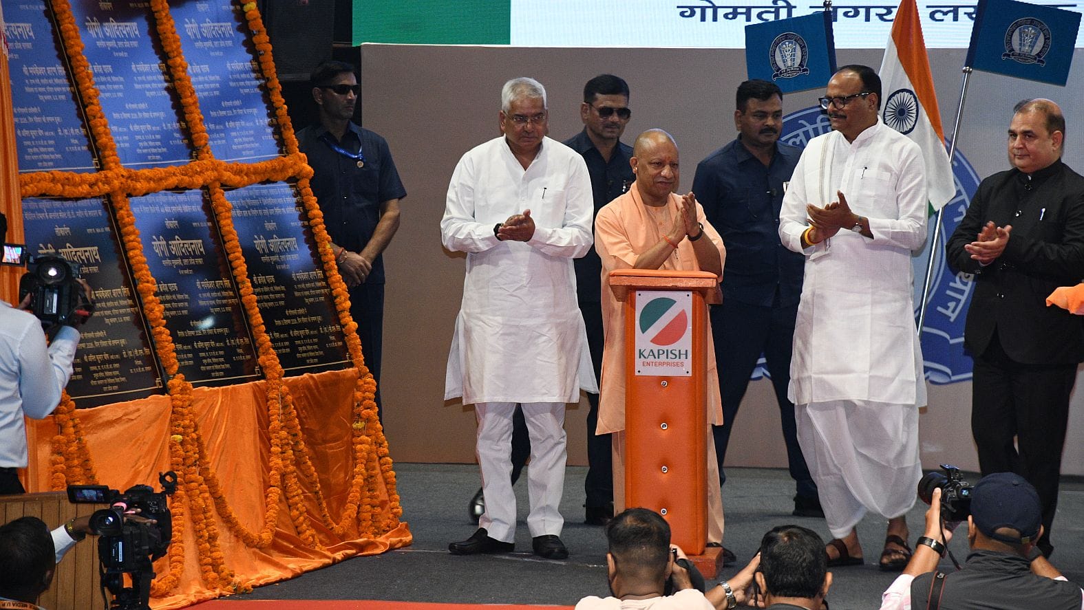 कार्यक्रम में पहुंचे सीएम, डिप्टी सीएम। कार्यक्रम में पहुंचे सीएम, डिप्टी सीएम।