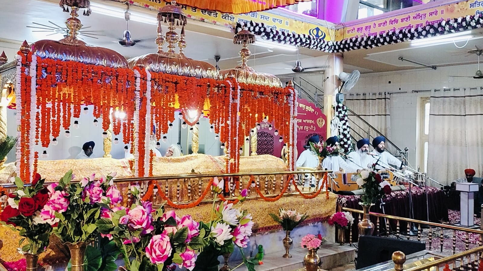 कुटिया साहिब गुरुद्वारा में शिविर में रक्तदान करते लोग। संवाद कुटिया साहिब गुरुद्वारा में शिविर में रक्तदान करते लोग। संवाद