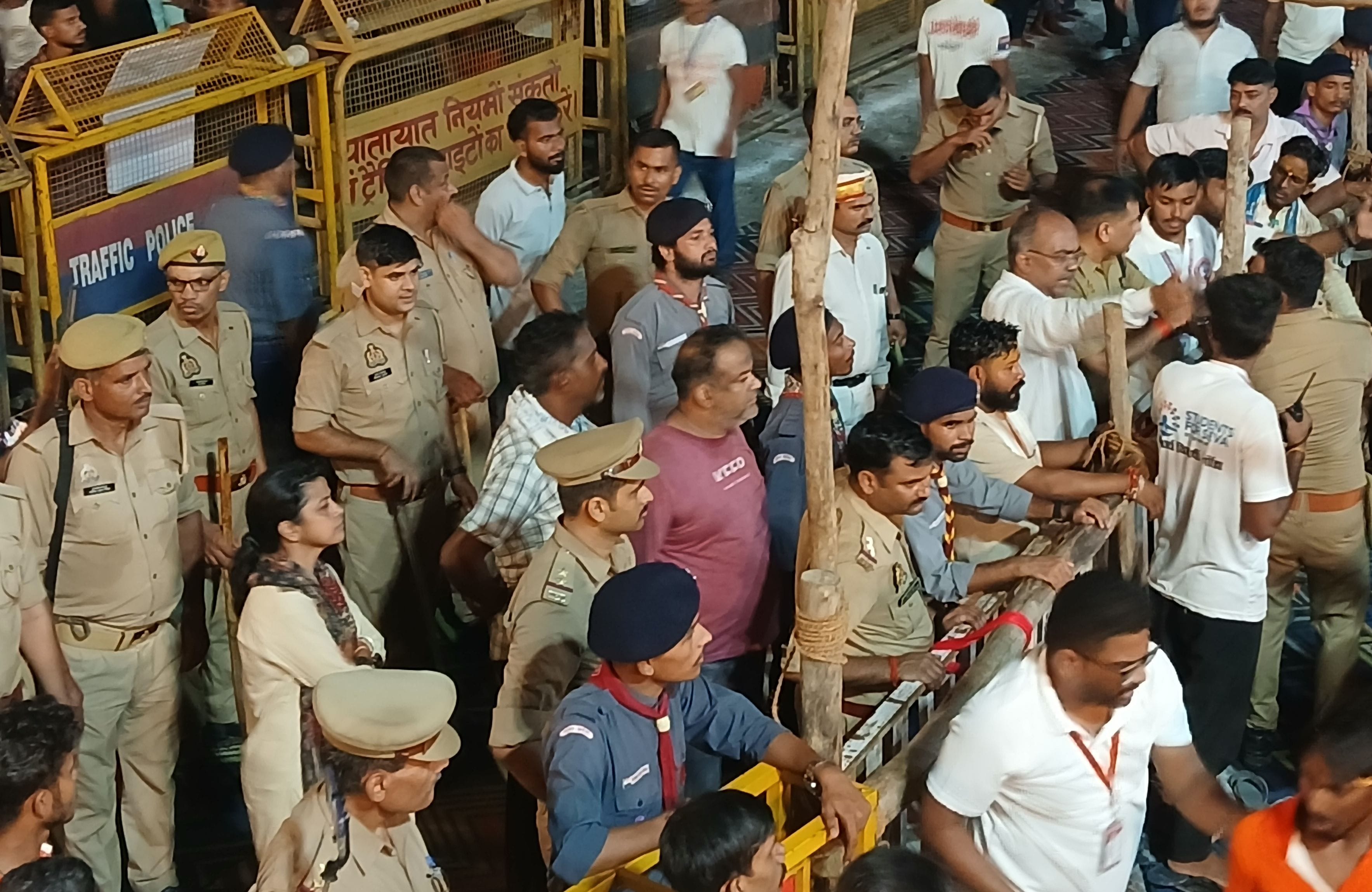 कांवड़ियों की सुरक्षा व व्यवस्था की निगरानी के लिए अधिकारियों के साथ ही पुलिस व स्वयंसेवी संग