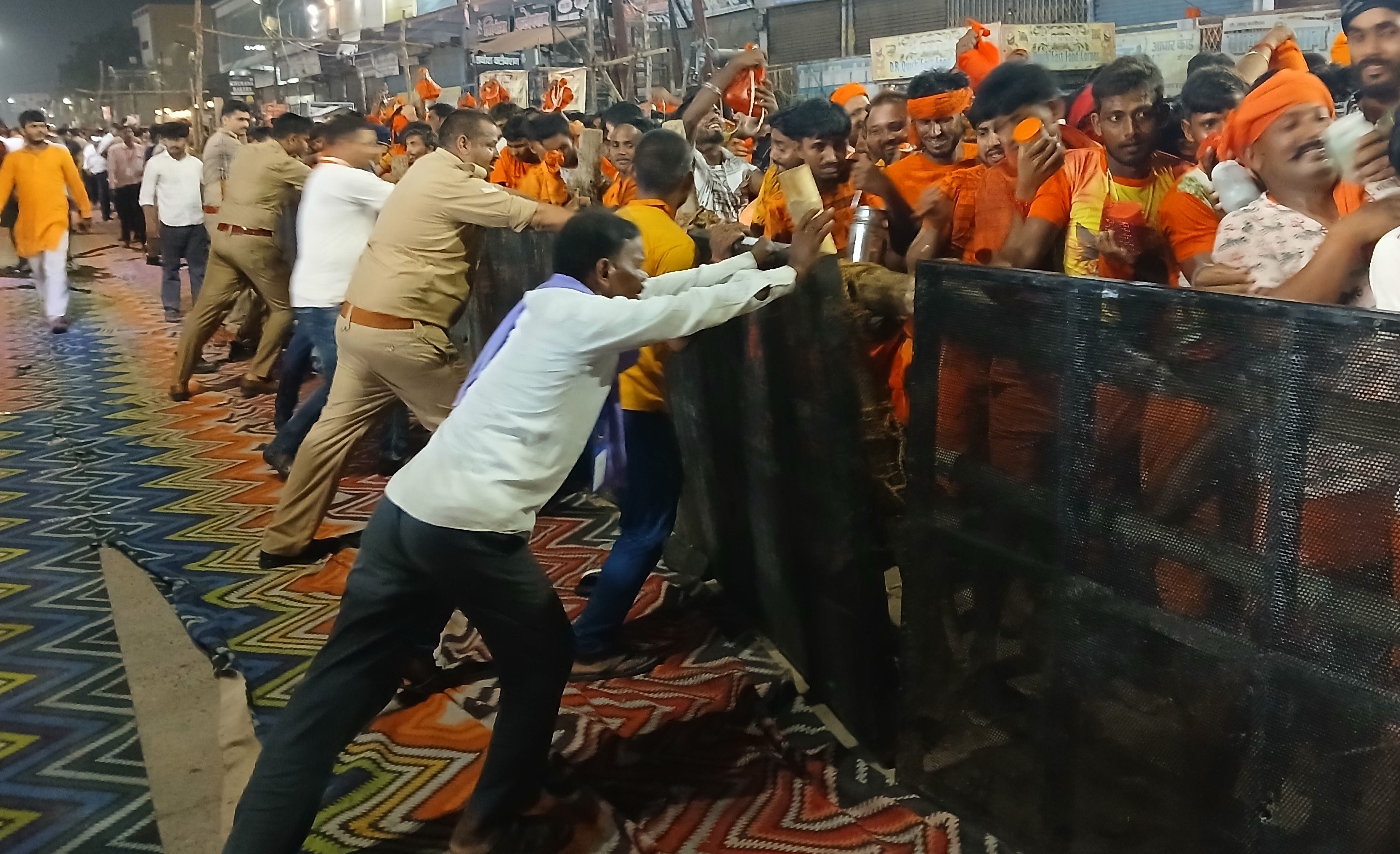 कांवड़ियों की सुरक्षा व व्यवस्था की निगरानी के लिए अधिकारियों के साथ ही पुलिस व स्वयंसेवी संग