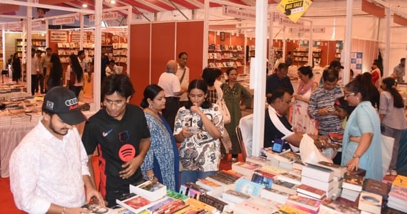 लखनऊ विश्वविद्यालय में लगे पुस्तक महोत्सव में आयोजित मुलाकात सत्र में बोलते अपर मुख्य सचिव बेसि