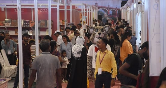लखनऊ विश्वविद्यालय में लगे पुस्तक महोत्सव में आयोजित मुलाकात सत्र में बोलते अपर मुख्य सचिव बेसि