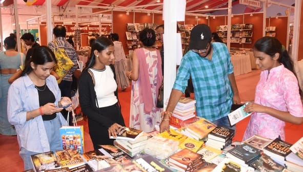 लखनऊ विश्वविद्यालय में लगे पुस्तक महोत्सव में आयोजित मुलाकात सत्र में बोलते अपर मुख्य सचिव बेसि
