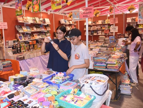 लखनऊ विश्वविद्यालय में लगे पुस्तक महोत्सव में आयोजित मुलाकात सत्र में बोलते अपर मुख्य सचिव बेसि