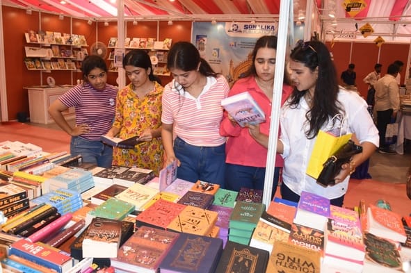 लखनऊ विश्वविद्यालय में लगे पुस्तक महोत्सव में आयोजित मुलाकात सत्र में बोलते अपर मुख्य सचिव बेसि