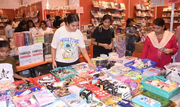 लखनऊ विश्वविद्यालय में लगे पुस्तक महोत्सव में आयोजित मुलाकात सत्र में बोलते अपर मुख्य सचिव बेसि