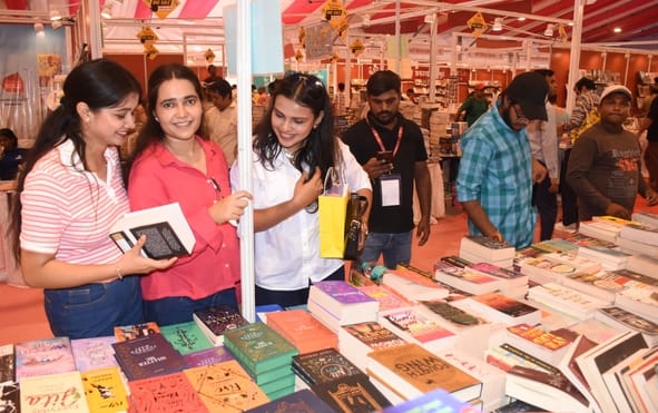 लखनऊ विश्वविद्यालय में लगे पुस्तक महोत्सव में आयोजित मुलाकात सत्र में बोलते अपर मुख्य सचिव बेसि