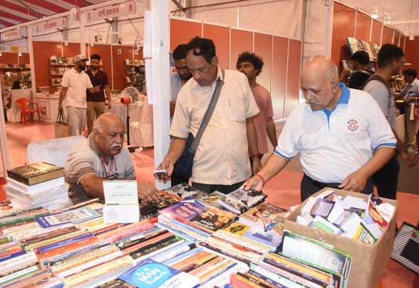 लखनऊ विश्वविद्यालय में लगे पुस्तक महोत्सव में आयोजित मुलाकात सत्र में बोलते अपर मुख्य सचिव बेसि