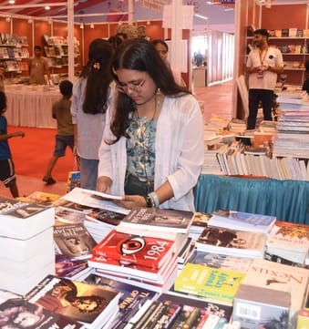 लखनऊ विश्वविद्यालय में लगे पुस्तक महोत्सव में आयोजित मुलाकात सत्र में बोलते अपर मुख्य सचिव बेसि
