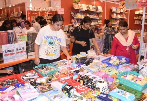 लखनऊ विश्वविद्यालय में लगे पुस्तक महोत्सव में आयोजित मुलाकात सत्र में बोलते अपर मुख्य सचिव बेसि