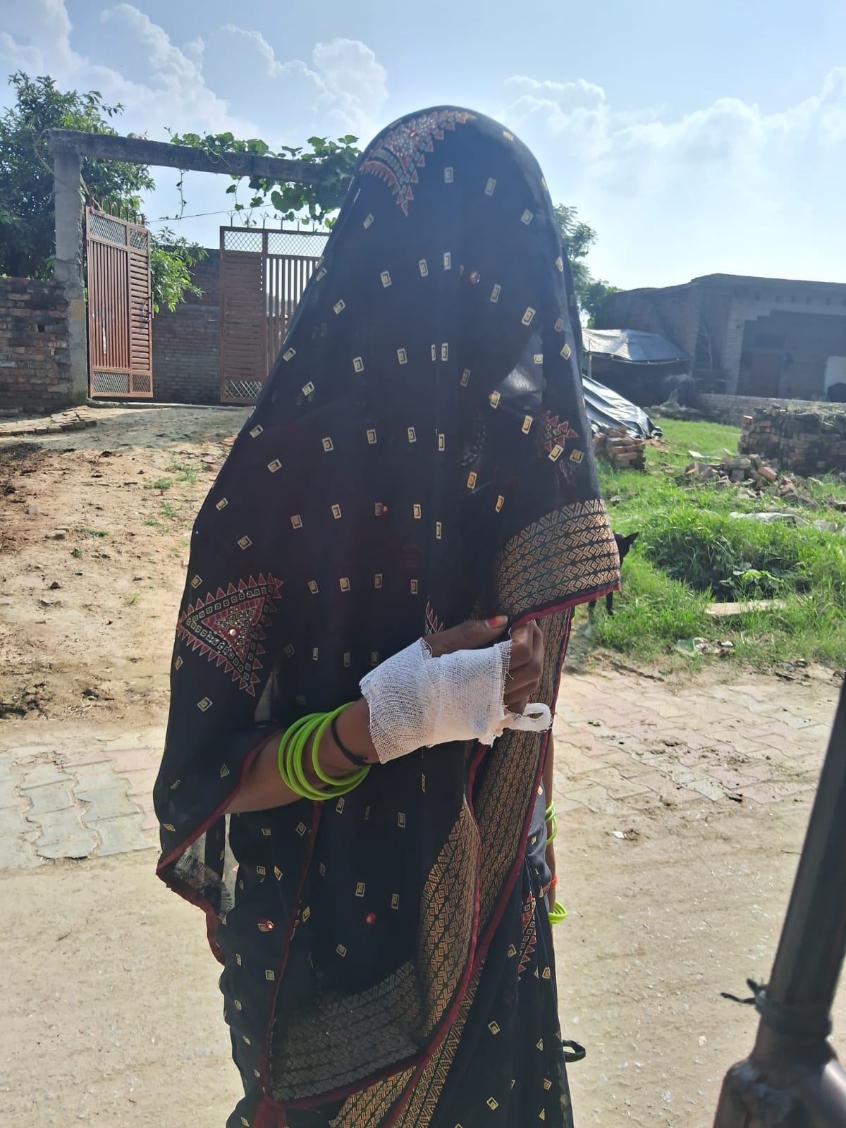 मिरहची में डि्रप लगवाता बीमार युवक। संवाद मिरहची में डि्रप लगवाता बीमार युवक। संवाद