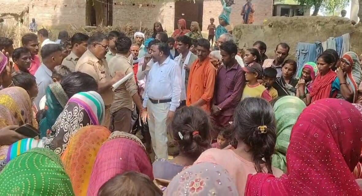 मासूम लाडो व गांव में शव पहुंचने के बाद जुटी भीड़। मासूम लाडो व गांव में शव पहुंचने के बाद जुटी भीड़।