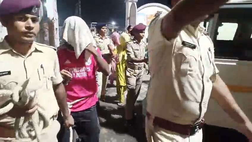 ना पासपोर्ट... ना वीजा... नॉर्थ ईस्ट एक्सप्रेस में म्यांमार के चार नागरिक डिटेन, अवैध घुसपैठ का ना पासपोर्ट... ना वीजा... नॉर्थ ईस्ट एक्सप्रेस में म्यांमार के चार नागरिक डिटेन, अवैध घुसपैठ का