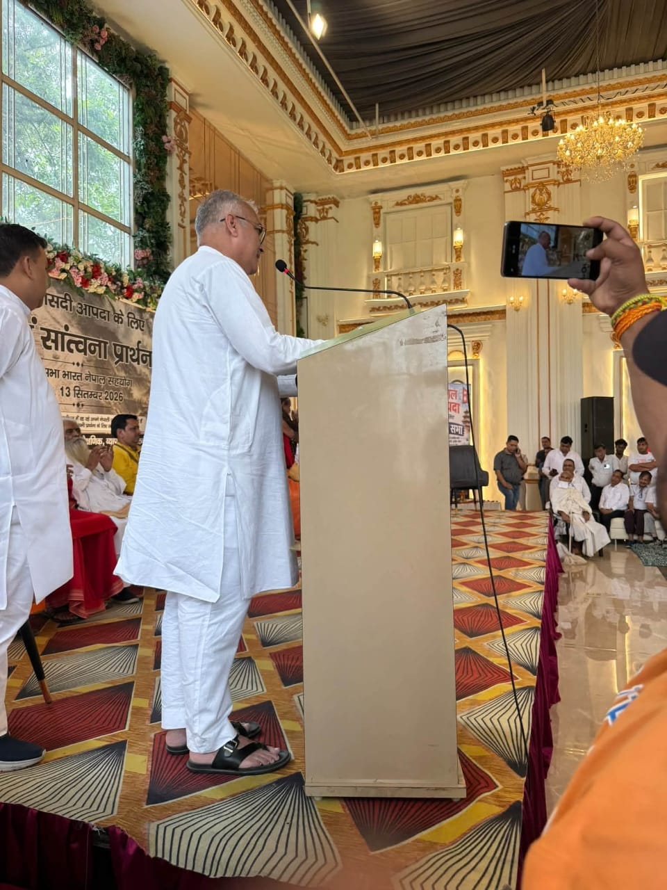 नेपाल त्रासदी पर प्रार्थना सभा मंचासीन संत। संवाद नेपाल त्रासदी पर प्रार्थना सभा मंचासीन संत। संवाद