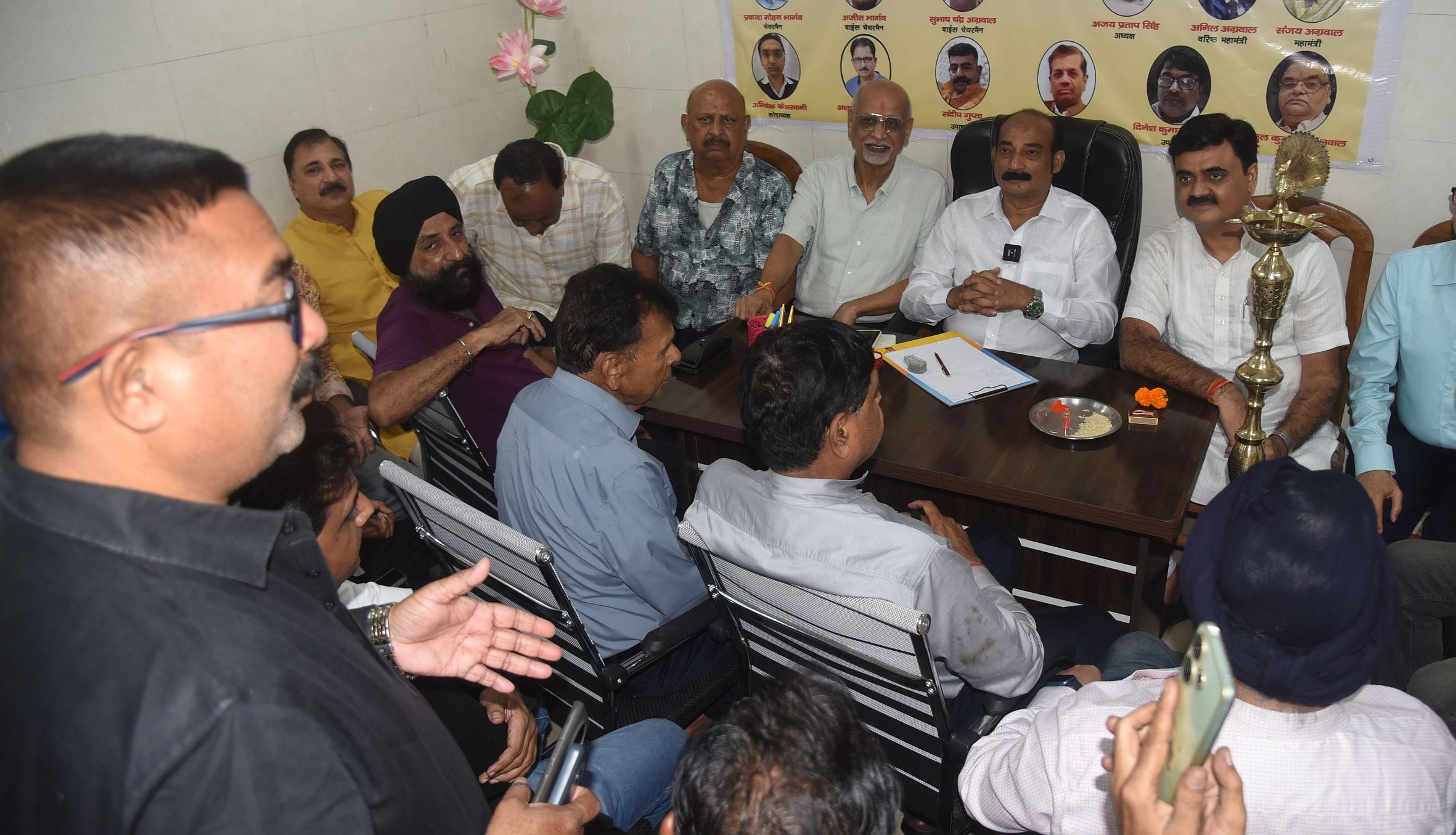 नरही स्थित उत्तर प्रदेश आदर्श व्यापार मंडल कार्यालय का उद्घाटन करते व्यापार मंडल के अध्यक्ष संज नरही स्थित उत्तर प्रदेश आदर्श व्यापार मंडल कार्यालय का उद्घाटन करते व्यापार मंडल के अध्यक्ष संज