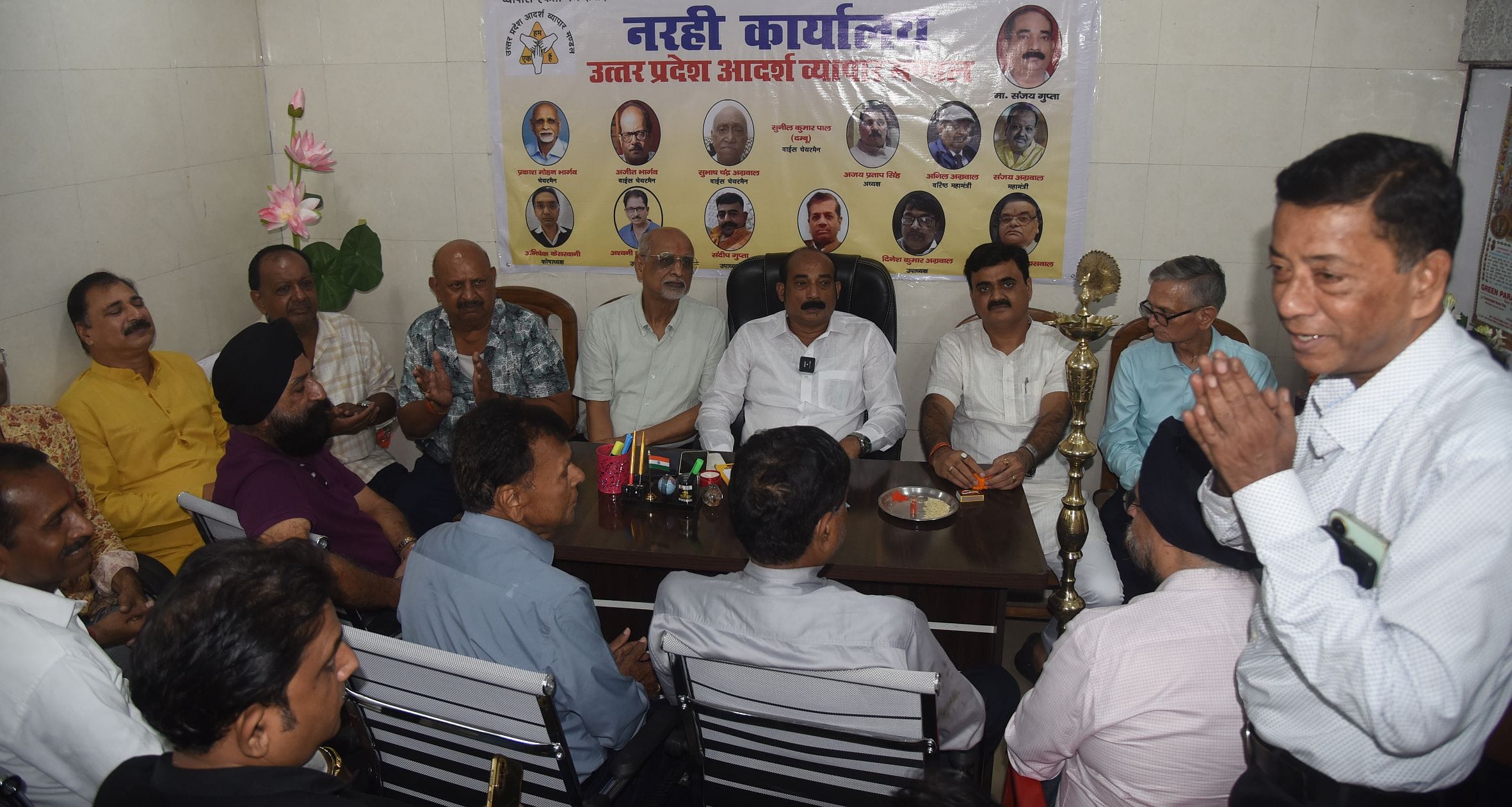 नरही स्थित उत्तर प्रदेश आदर्श व्यापार मंडल कार्यालय का उद्घाटन करते व्यापार मंडल के अध्यक्ष संज नरही स्थित उत्तर प्रदेश आदर्श व्यापार मंडल कार्यालय का उद्घाटन करते व्यापार मंडल के अध्यक्ष संज