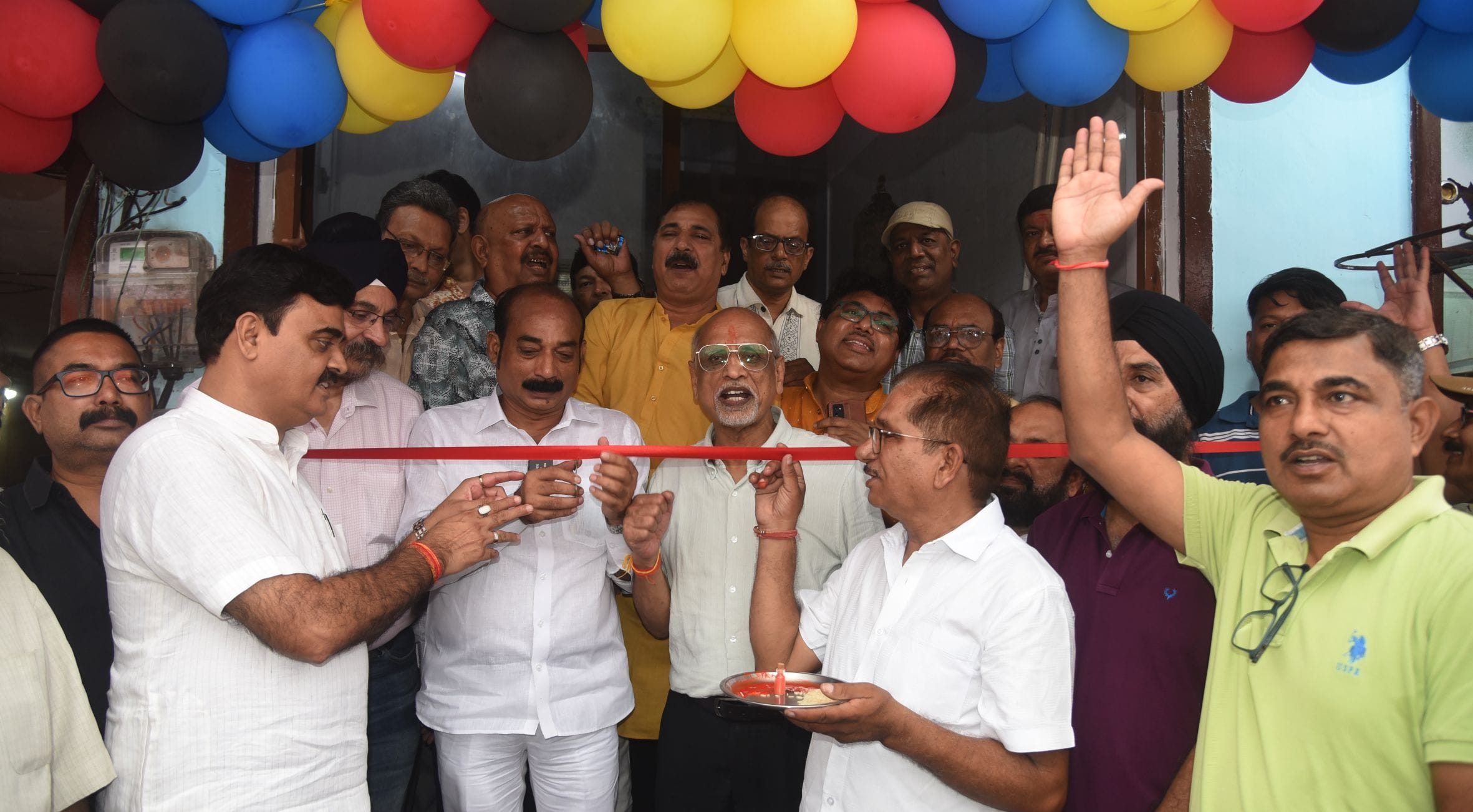 नरही स्थित उत्तर प्रदेश आदर्श व्यापार मंडल कार्यालय का उद्घाटन करते व्यापार मंडल के अध्यक्ष संज नरही स्थित उत्तर प्रदेश आदर्श व्यापार मंडल कार्यालय का उद्घाटन करते व्यापार मंडल के अध्यक्ष संज