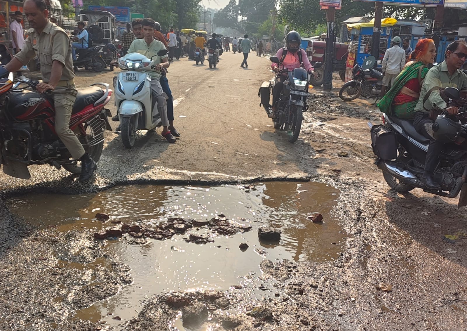 पुराने एसपी बंगला से महेवागंज जाने वाला जर्जर मार्ग। संवाद पुराने एसपी बंगला से महेवागंज जाने वाला जर्जर मार्ग। संवाद