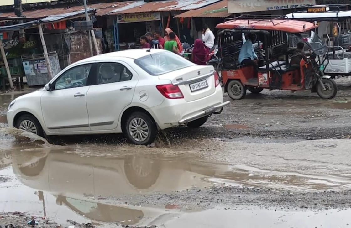 पुराने एसपी बंगला से महेवागंज जाने वाला जर्जर मार्ग। संवाद पुराने एसपी बंगला से महेवागंज जाने वाला जर्जर मार्ग। संवाद
