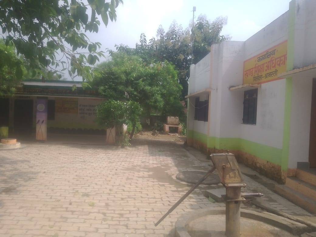 प्राथमिक विद्यालय एकघरवा दर्जीपुरवा में बेंच पर सोता शिक्षामित्र