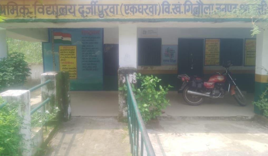 प्राथमिक विद्यालय एकघरवा दर्जीपुरवा में बेंच पर सोता शिक्षामित्र