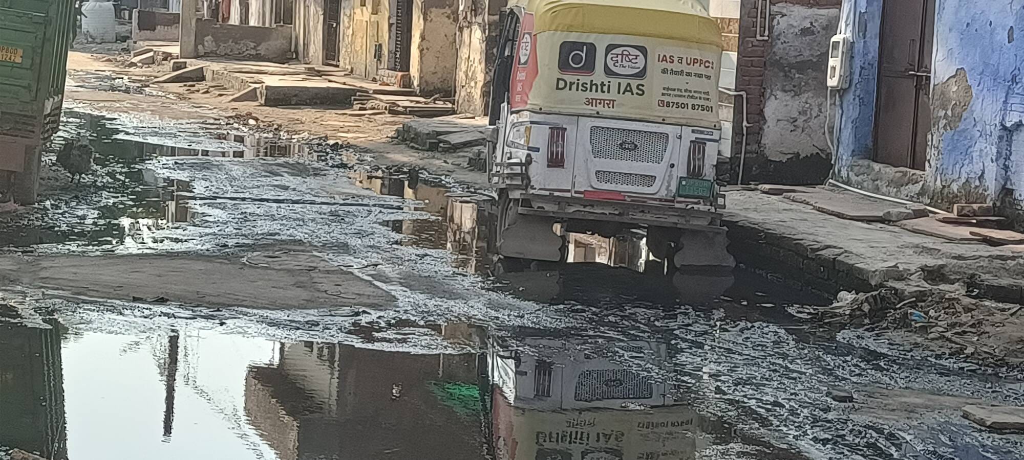 प्रदर्शन करते क्षेत्रीय लोग और गंदगी का आलम। 