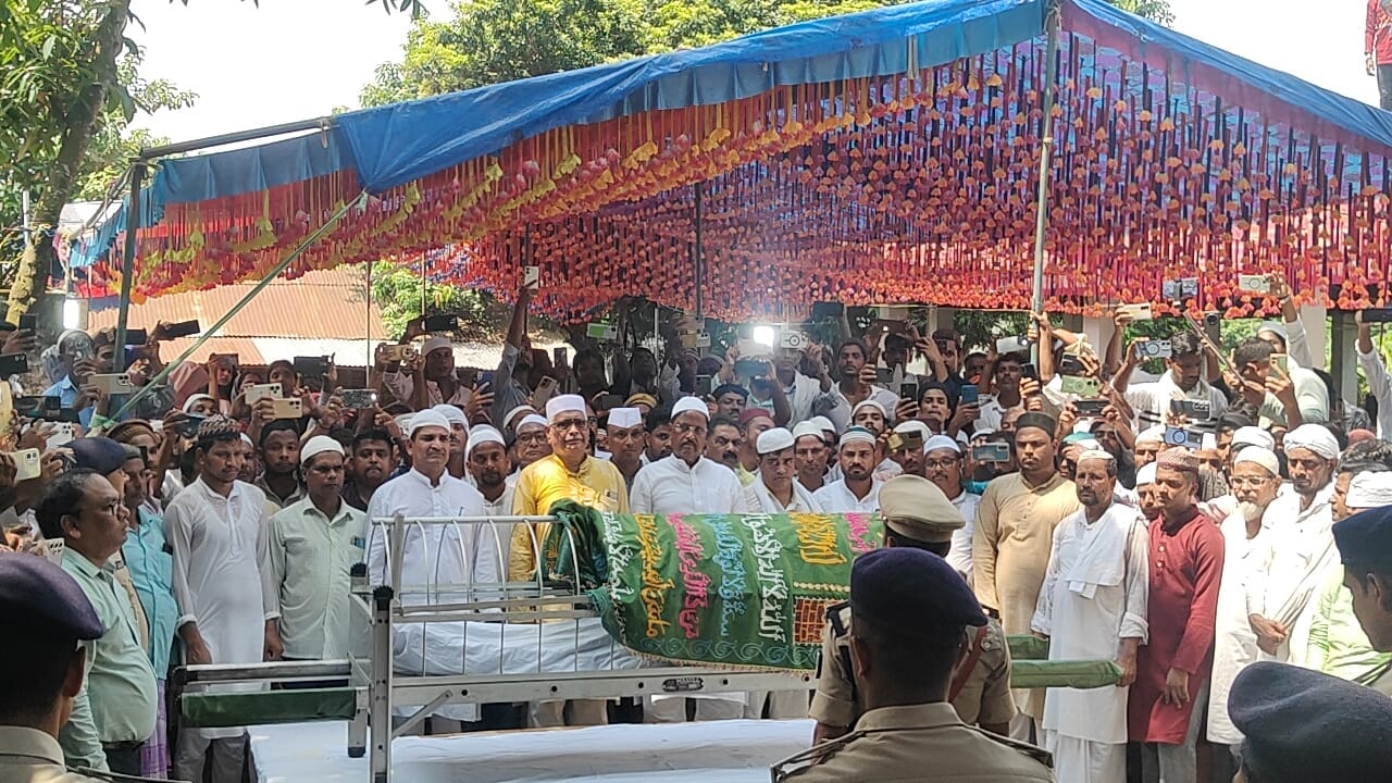 पूर्व मंत्री अब्दुल जलील मस्तान सुपुर्द-ए-खाक, जनाजे में उमड़ा जनसैलाब पूर्व मंत्री अब्दुल जलील मस्तान सुपुर्द-ए-खाक, जनाजे में उमड़ा जनसैलाब