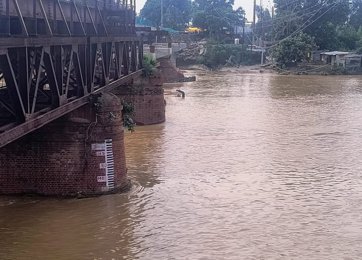 रविवार को घटा खन्नौत नदी का जलस्तर। संवाद रविवार को घटा खन्नौत नदी का जलस्तर। संवाद