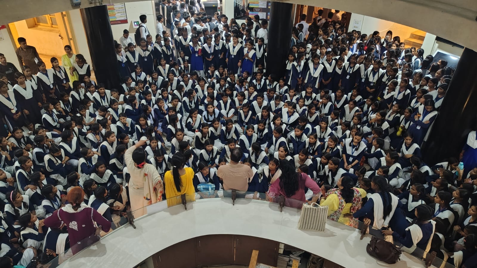 संग्रहालय में विद्यार्थियों ने ऐतिहासिक धरोहरों को करीब से देखा और उनके बारे में जानकारी ली। संग्रहालय में विद्यार्थियों ने ऐतिहासिक धरोहरों को करीब से देखा और उनके बारे में जानकारी ली।