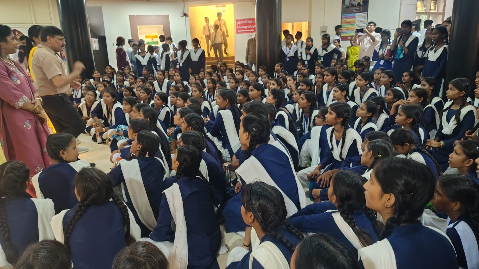 संग्रहालय में विद्यार्थियों ने ऐतिहासिक धरोहरों को करीब से देखा और उनके बारे में जानकारी ली। संग्रहालय में विद्यार्थियों ने ऐतिहासिक धरोहरों को करीब से देखा और उनके बारे में जानकारी ली।