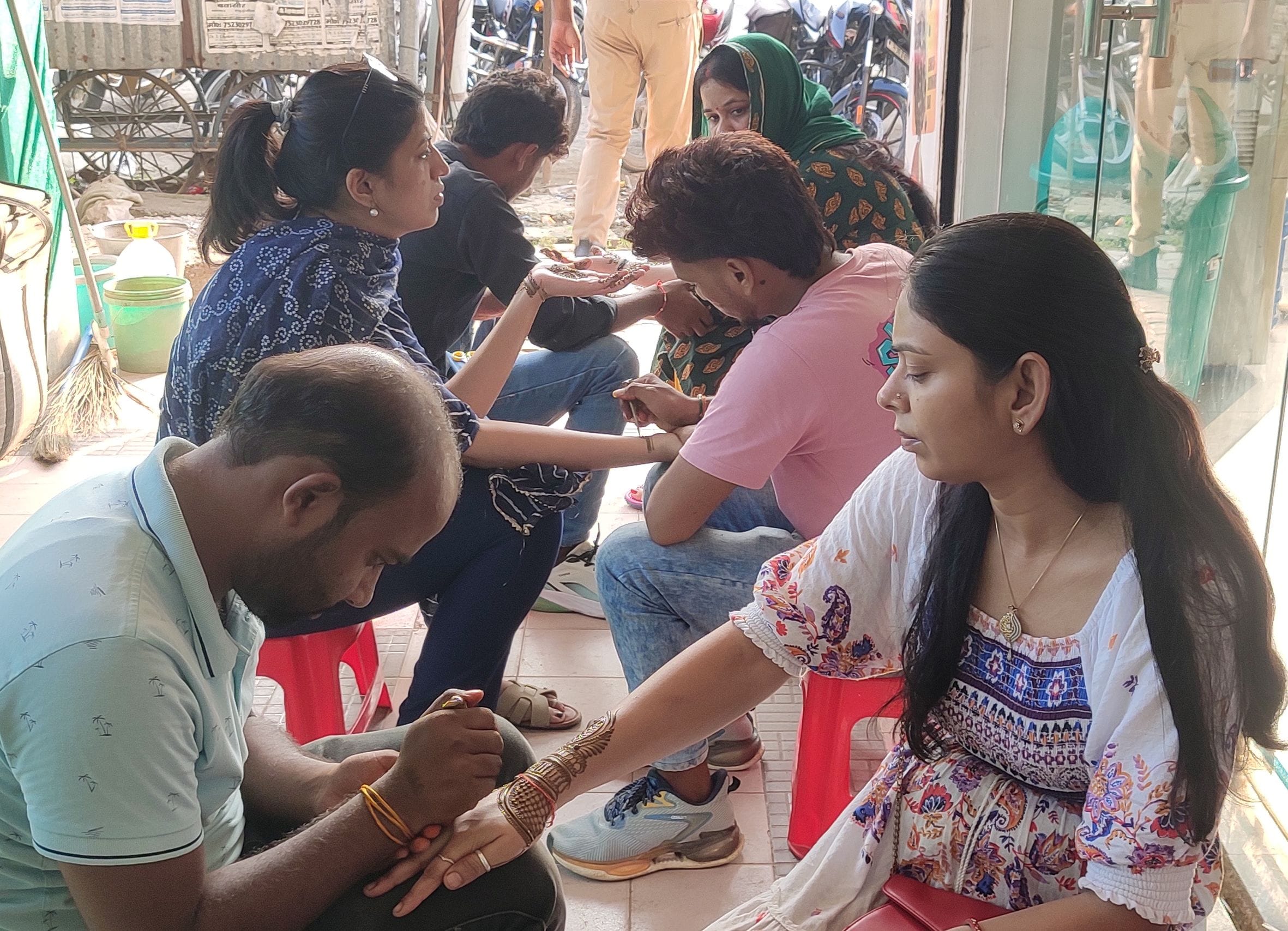 सुपर बाजार स्थित दुकान से कजरी तीज पूजा का सामान खरीदती महिलाएं। सुपर बाजार स्थित दुकान से कजरी तीज पूजा का सामान खरीदती महिलाएं।