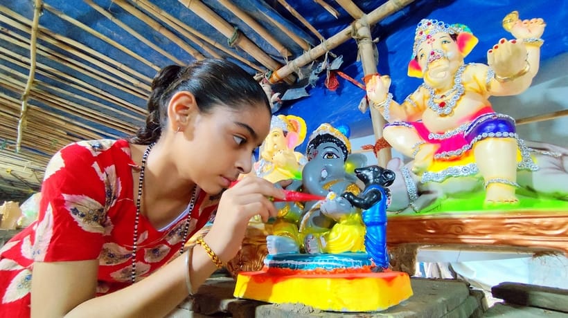 सीताराम बाजार में गणेश चतुर्थी की पूर्व संध्या पर गणपती बप्पा की प्रतिमा खरीदती महिलाएं। संवाद सीताराम बाजार में गणेश चतुर्थी की पूर्व संध्या पर गणपती बप्पा की प्रतिमा खरीदती महिलाएं। संवाद
