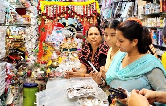 सीताराम बाजार में गणेश चतुर्थी की पूर्व संध्या पर गणपती बप्पा की प्रतिमा खरीदती महिलाएं। संवाद सीताराम बाजार में गणेश चतुर्थी की पूर्व संध्या पर गणपती बप्पा की प्रतिमा खरीदती महिलाएं। संवाद