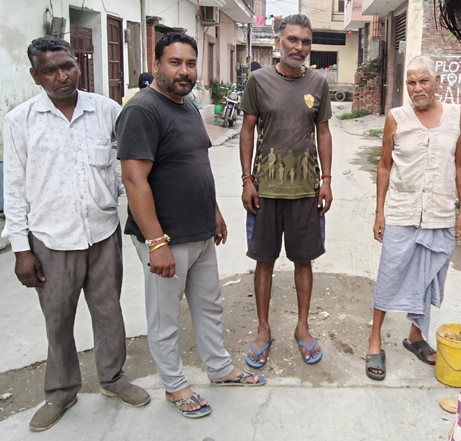 सीवरेज ओवरफ्लो होने से सड़क किनारे खड़ा गंदा पानी। पाठक सीवरेज ओवरफ्लो होने से सड़क किनारे खड़ा गंदा पानी। पाठक