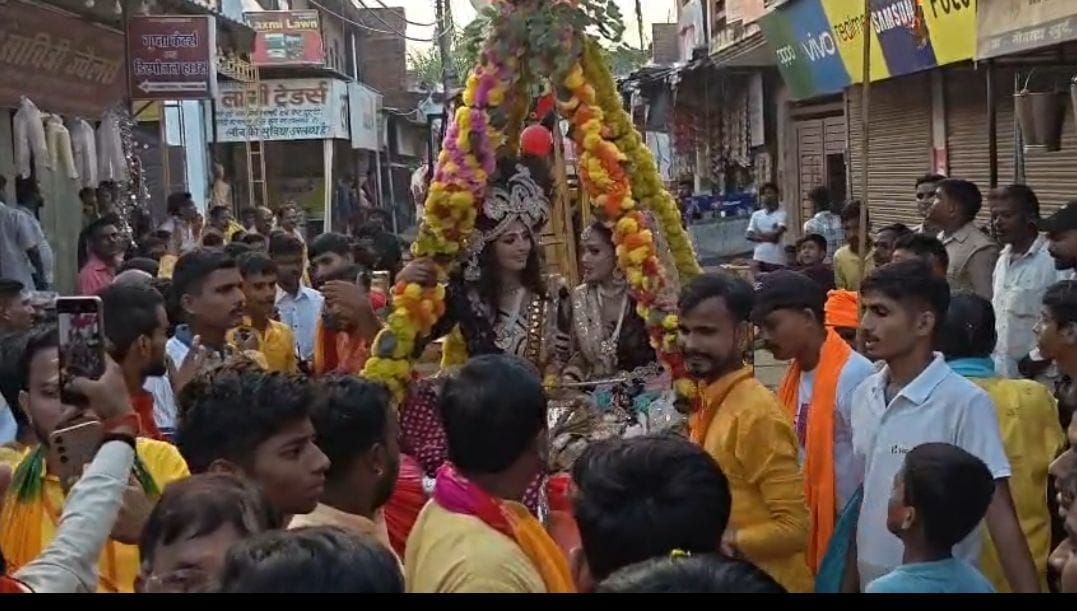 शोभायात्रा में मौजूद श्रद्धालु।