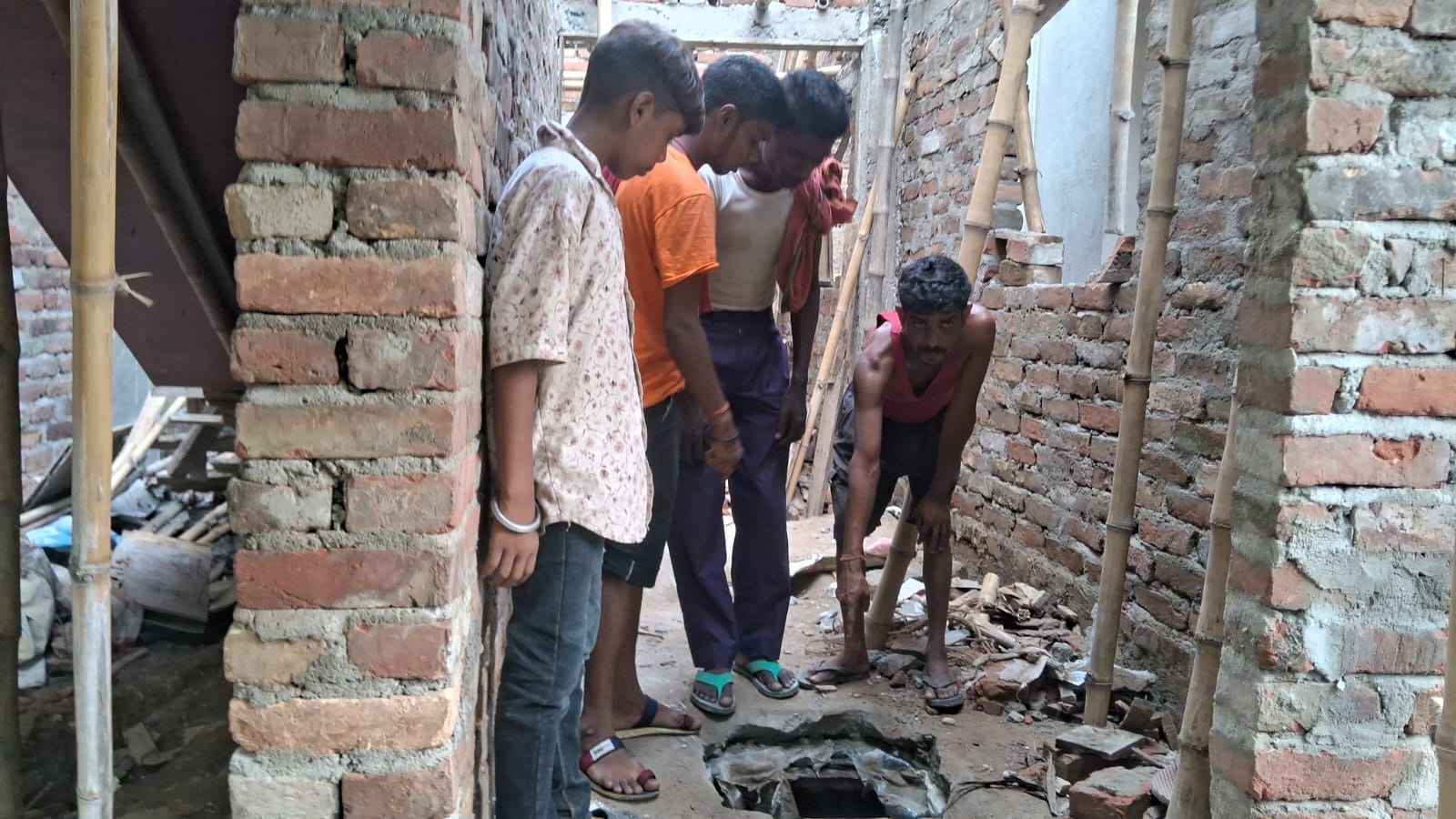 शौचालय टंकी में हादसा