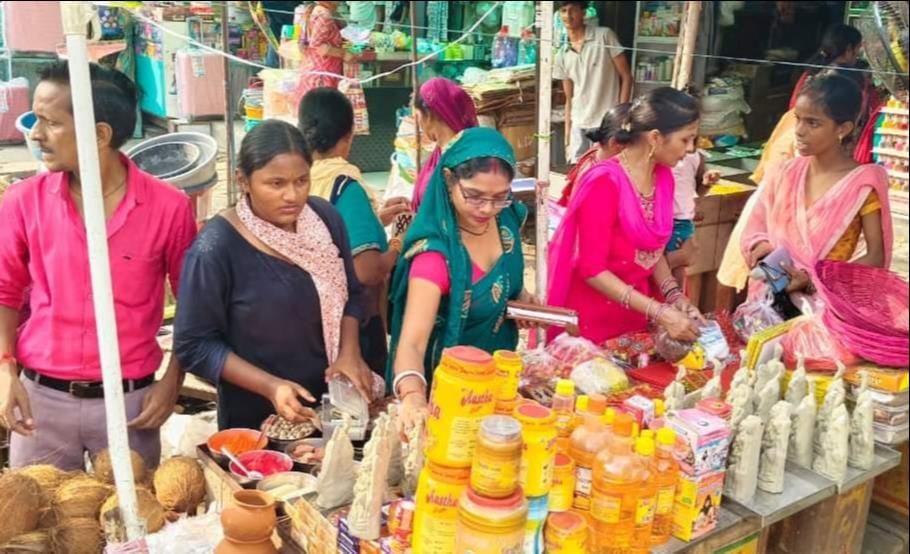 तीज पर्व की पूर्व संध्या पीडीडीयू नगर में मेंहदी लगवाती महिलाएं। संवाद तीज पर्व की पूर्व संध्या पीडीडीयू नगर में मेंहदी लगवाती महिलाएं। संवाद
