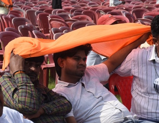 धूप से परेशान लोग।