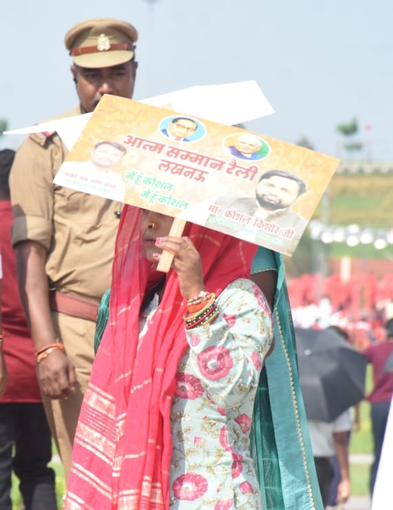 धूप से परेशान लोग।