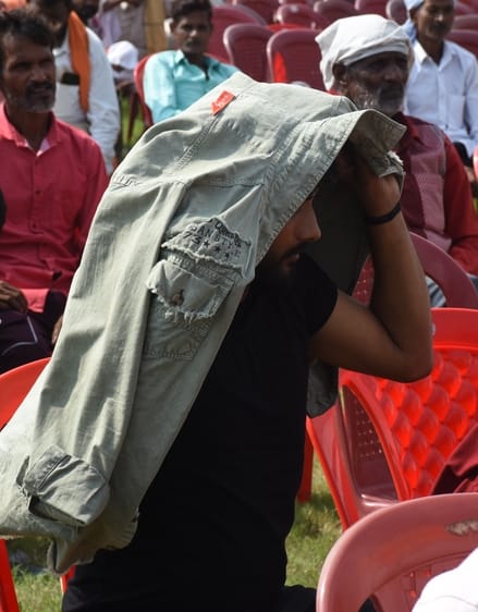 धूप से परेशान लोग।