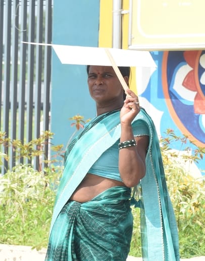 धूप से परेशान लोग।