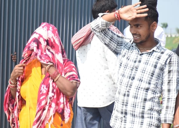 धूप से परेशान लोग।